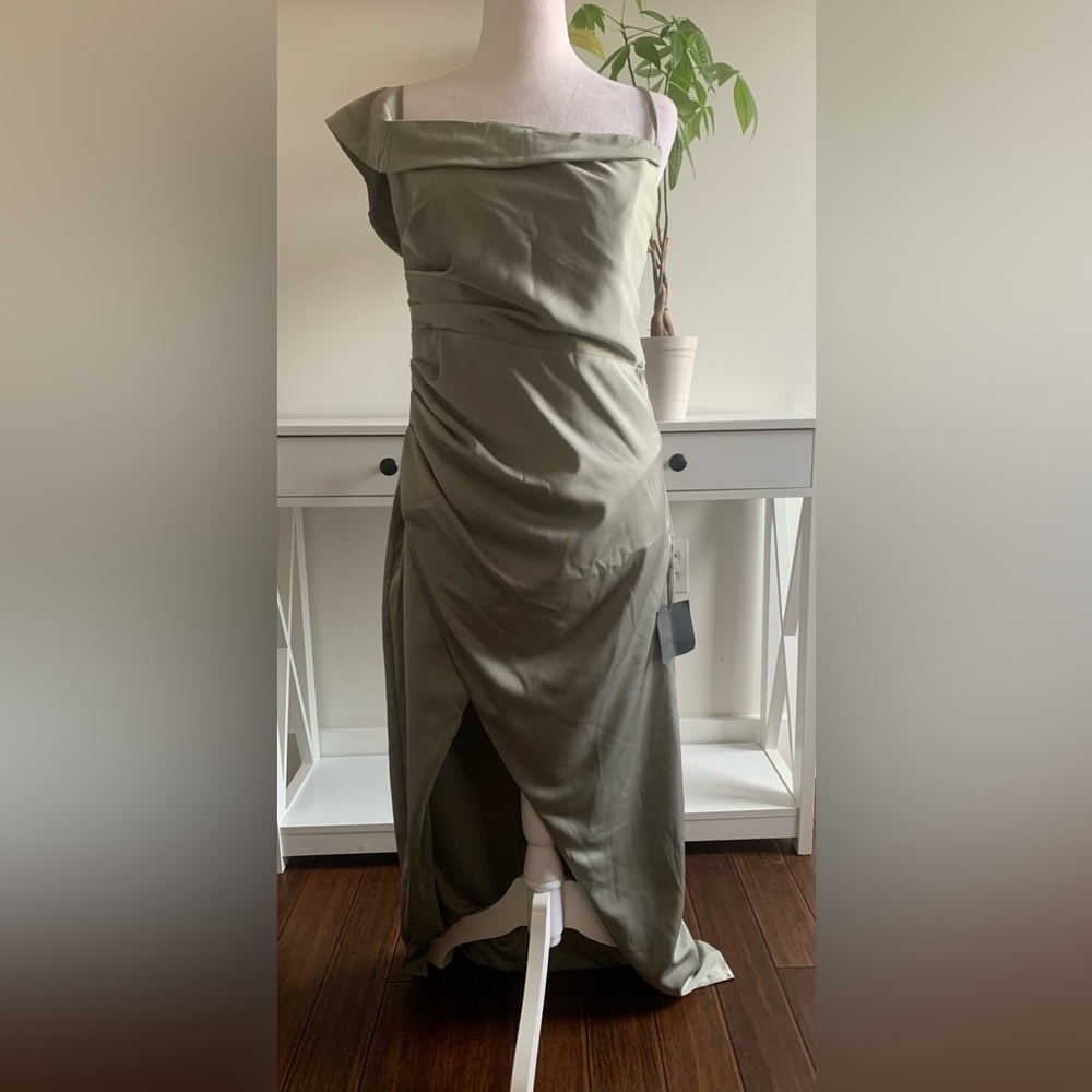 Lulus maxi dress, size M, new